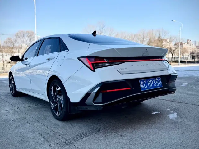 Hyundai Elantra — Фото автомобиля 4
