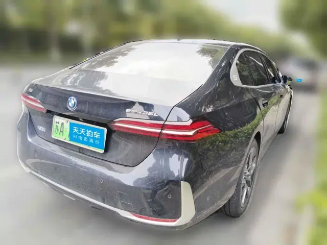 BMW i5 — Фото автомобиля 2