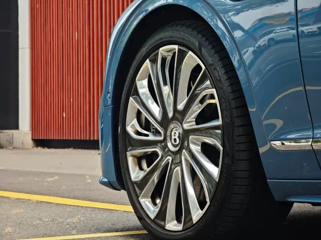 Bentley Flying Spur — Фото автомобиля 24