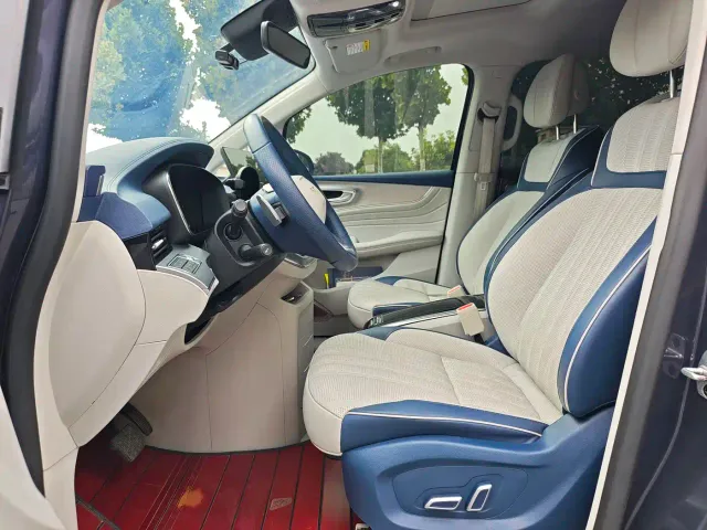 Roewe iMAX8 — Фото автомобиля 4
