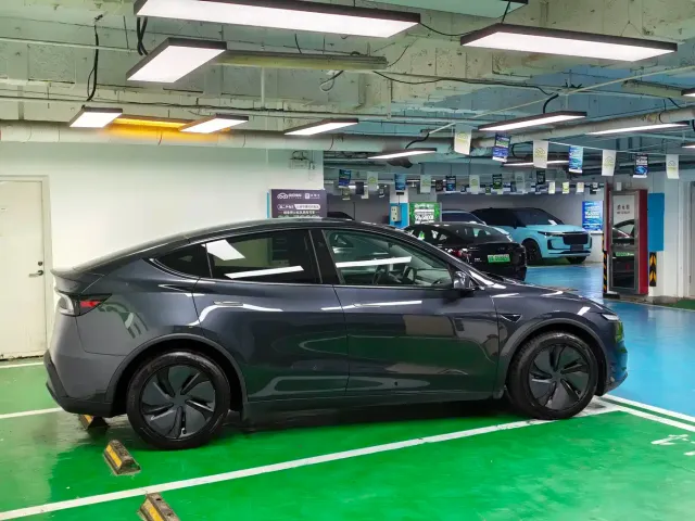 Tesla Model Y — Фото автомобиля 6