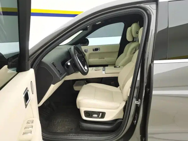 Li Auto L8 — Фото автомобиля 9