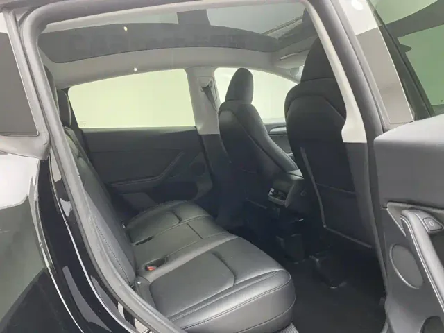 Tesla Model Y — Фото автомобиля 23