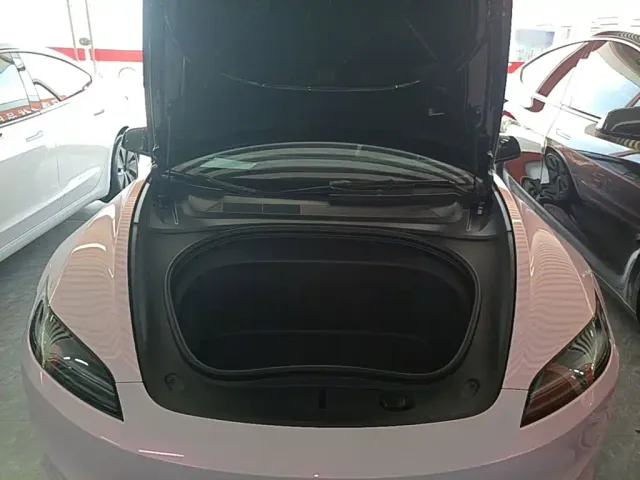 Tesla Model 3 — Фото автомобиля 18