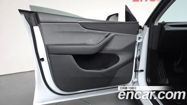 Tesla Model Y — Фото автомобиля 24