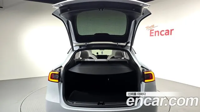 Tesla Model Y — Фото автомобиля 22