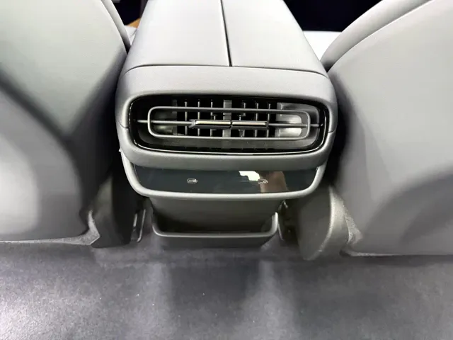 Xiaomi SU7 — Фото автомобиля 8