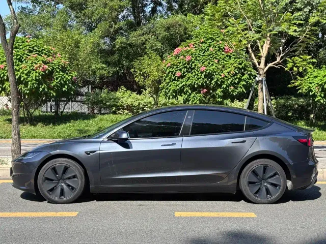 Tesla Model 3 — Фото автомобиля 3