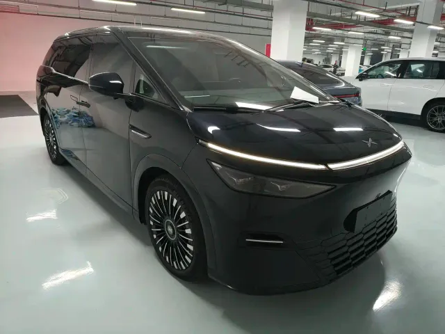 Xpeng X9 — Фото автомобиля 3
