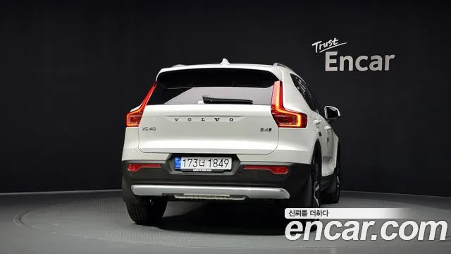 Volvo XC40 — Фото автомобиля 4