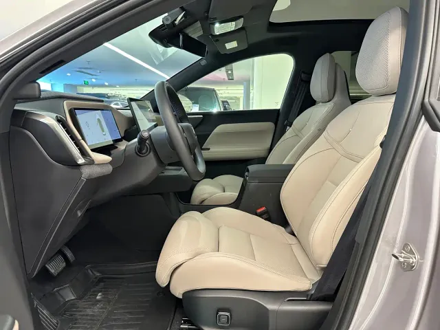 Volvo XC70 Plug-in Hybrid — Фото автомобиля 9