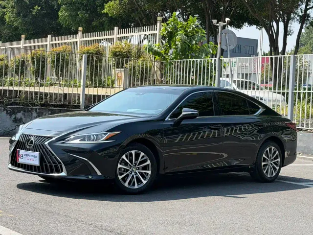 Фотография автомобиля — Lexus ES