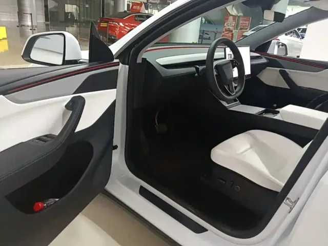 Tesla Model Y — Фото автомобиля 14