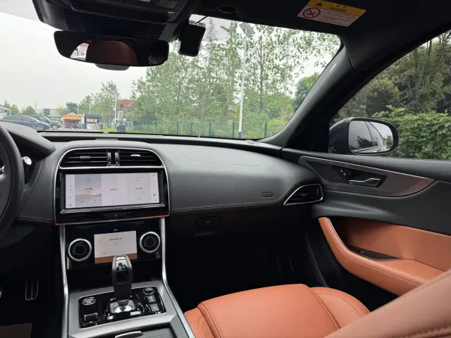 Jaguar XEL — Фото автомобиля 14