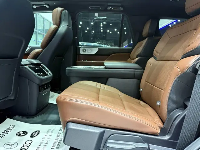 Lincoln Navigator — Фото автомобиля 8
