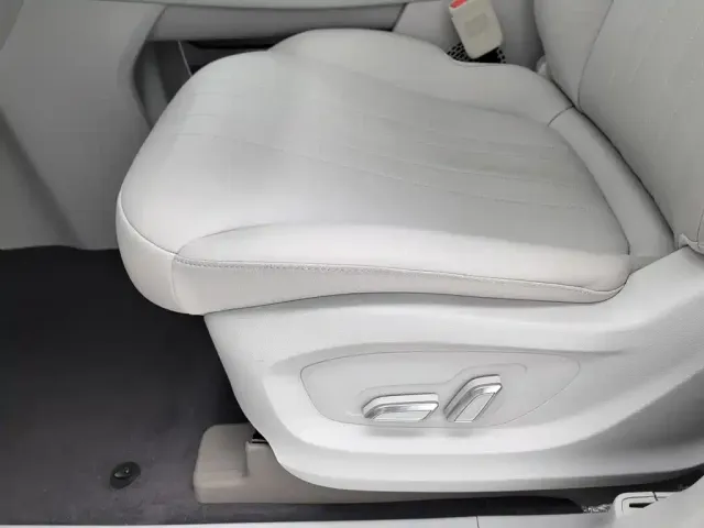 Roewe Roewe iMAX8 EV 2025 Model 1.5T DMH Land Premium Edition — Фото автомобиля 20