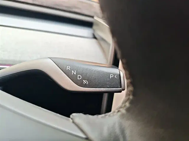 Tesla Model Y — Фото автомобиля 13