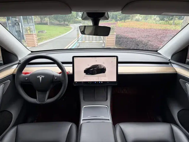 Tesla Model Y — Фото автомобиля 5