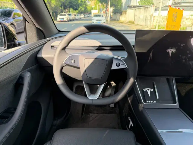 Tesla Model Y — Фото автомобиля 14