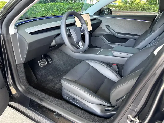 Tesla Model 3 — Фото автомобиля 18