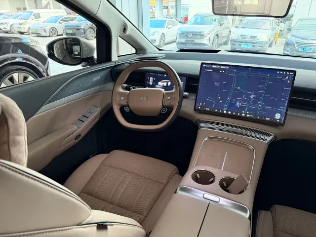 Xpeng X9 — Фото автомобиля 5