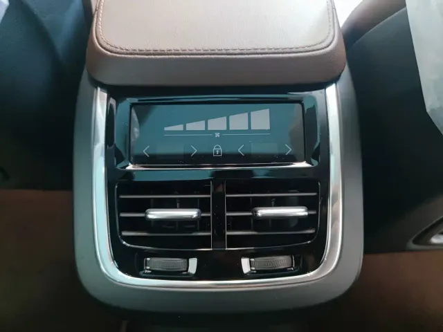 Volvo XC90 — Фото автомобиля 10