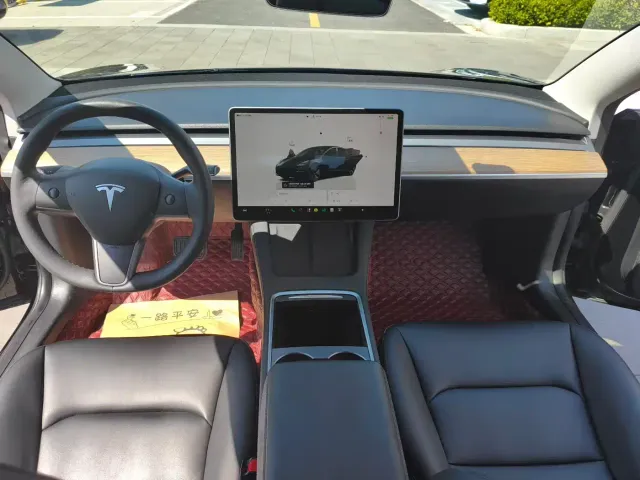 Tesla Model 3 — Фото автомобиля 5