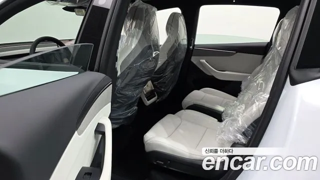 Tesla Model Y — Фото автомобиля 11