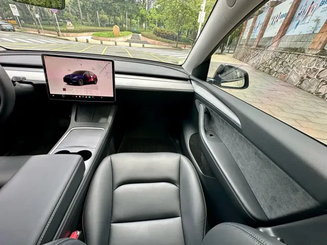 Tesla Model Y — Фото автомобиля 13