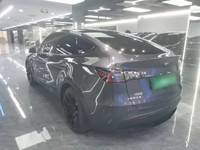 Tesla Model Y — Фото автомобиля 4