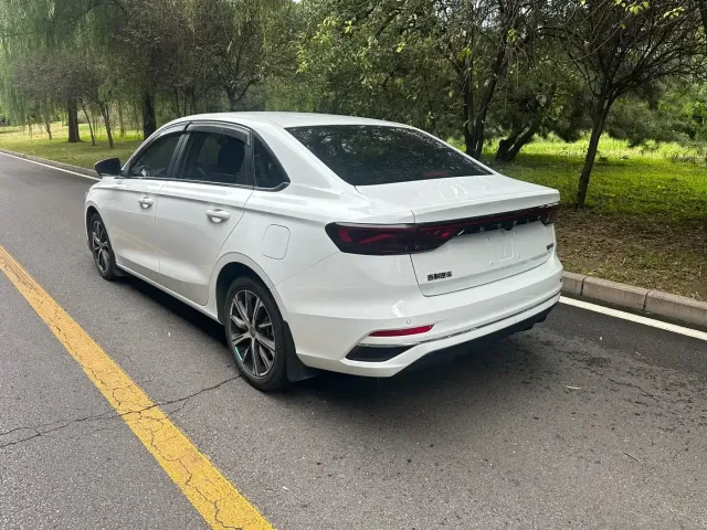 Geely Emgrand — Фото автомобиля 12