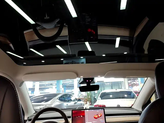 Tesla Model Y — Фото автомобиля 17