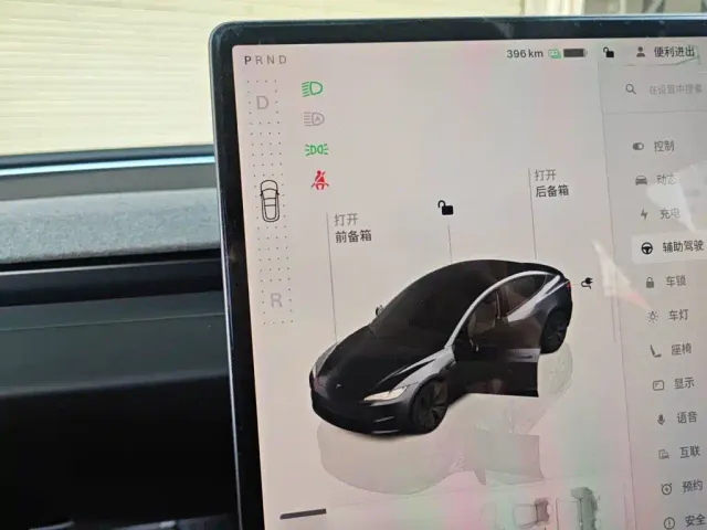 Tesla Model 3 — Фото автомобиля 10