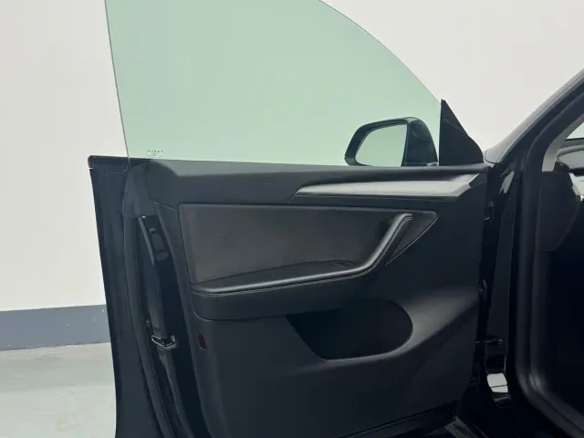 Tesla Model Y — Фото автомобиля 10