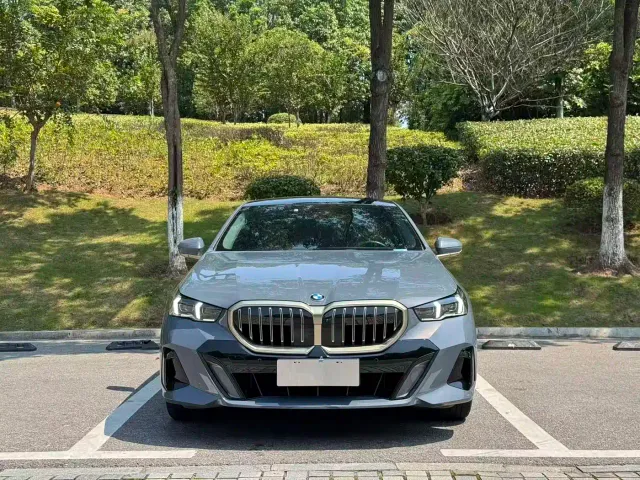 BMW 5 Series — Фото автомобиля 2