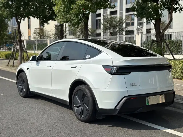 Tesla Model Y — Фото автомобиля 4