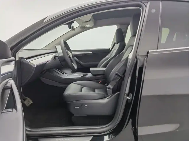 Tesla Model Y — Фото автомобиля 10