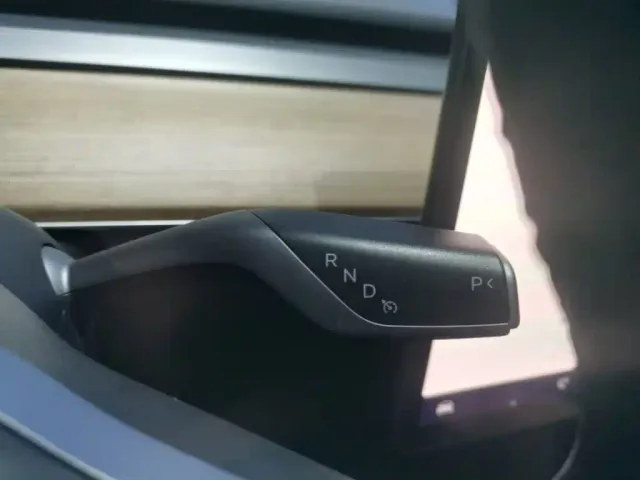Tesla Model 3 — Фото автомобиля 13
