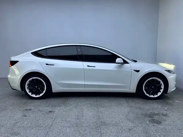 Tesla Model 3 — Фото автомобиля 12