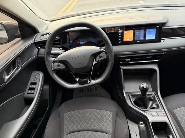 Roewe i5 — Фото автомобиля 15