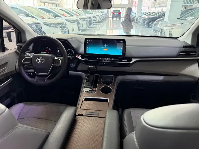Toyota Sienna — Фото автомобиля 14