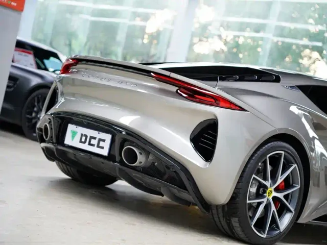 Lotus Emira — Фото автомобиля 6