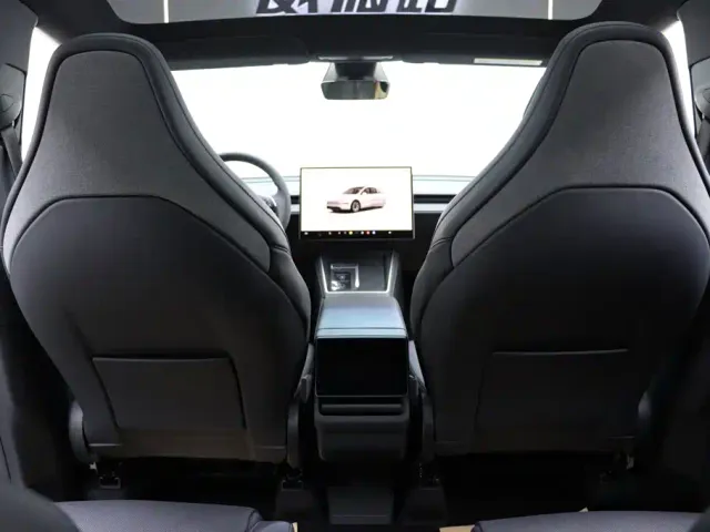 Tesla Model Y L — Фото автомобиля 17