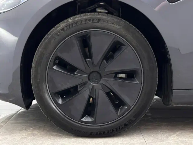 Tesla Model 3 — Фото автомобиля 21