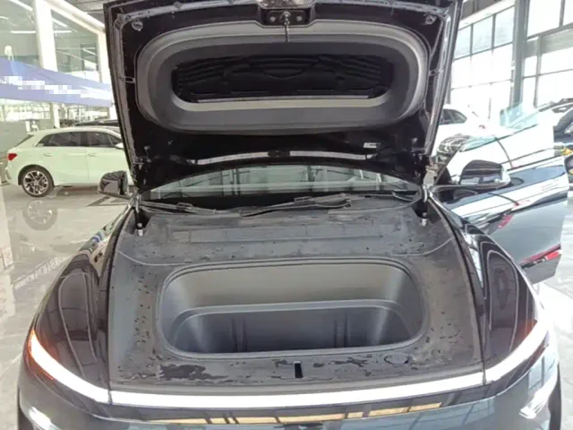Tesla Model Y — Фото автомобиля 19