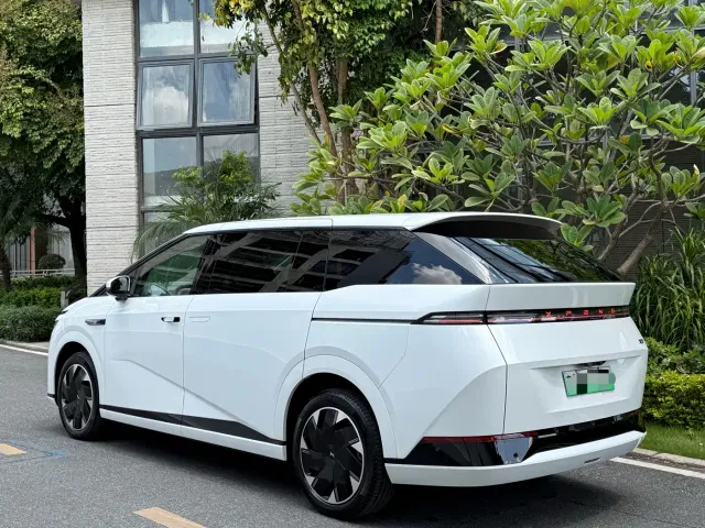 Xpeng X9 — Фото автомобиля 3
