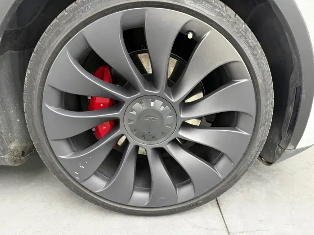 Tesla Model Y — Фото автомобиля 11