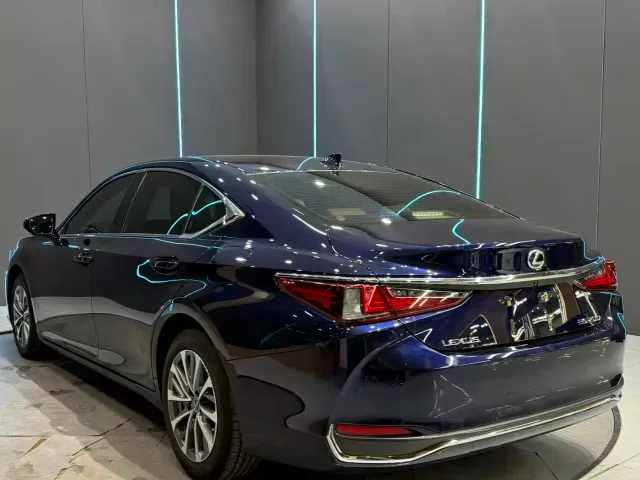 Lexus ES — Фото автомобиля 8