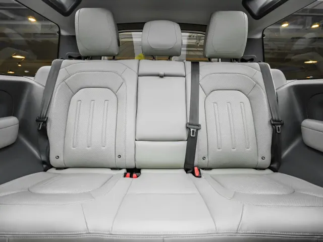Land Rover Defender — Фото автомобиля 9