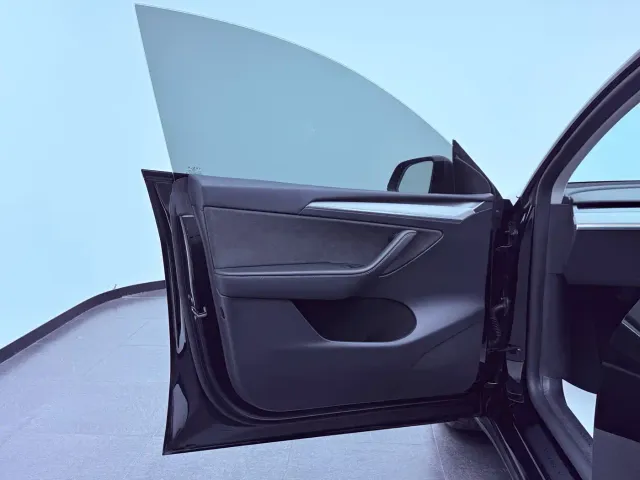 Tesla Model Y — Фото автомобиля 8